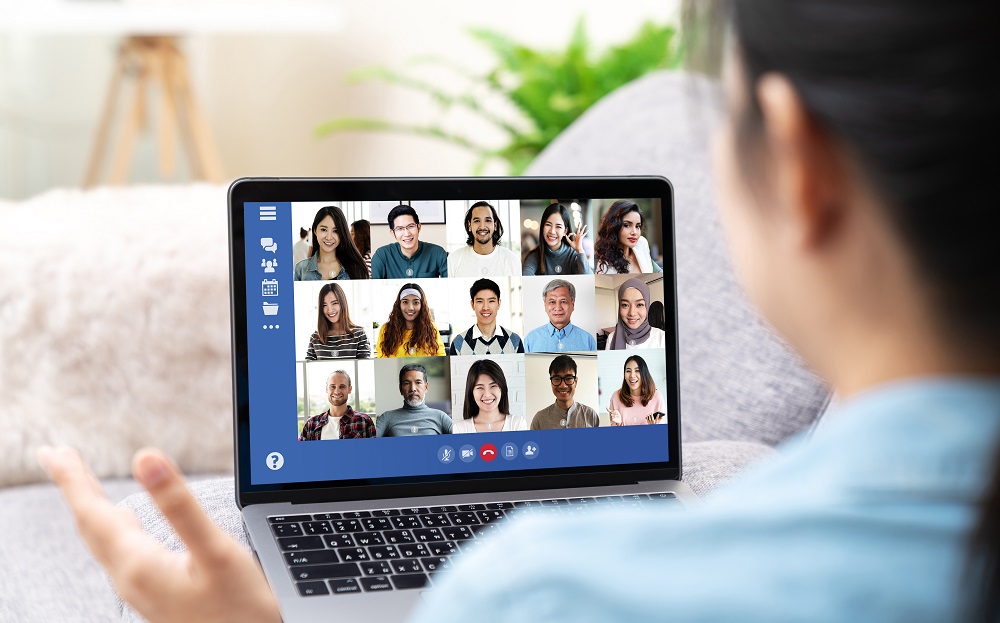 Person speaking with IT support on a videoconferencing platform.