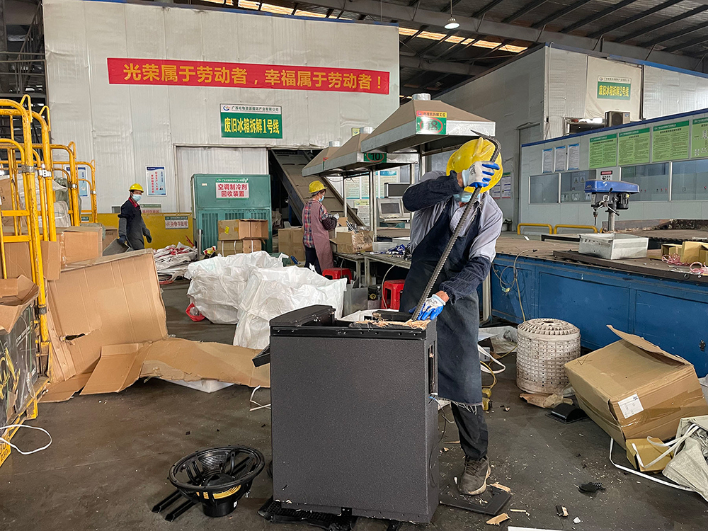 L-Acoustics Anti-Counterfeiting Task Force Seizes & Destroys Fake Loudspeakers, slide 2