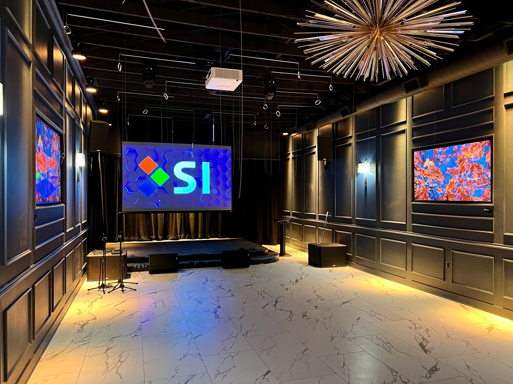 SI ALR Projector Screen Enhances Live Streaming Experience at Event Facility, slide 1