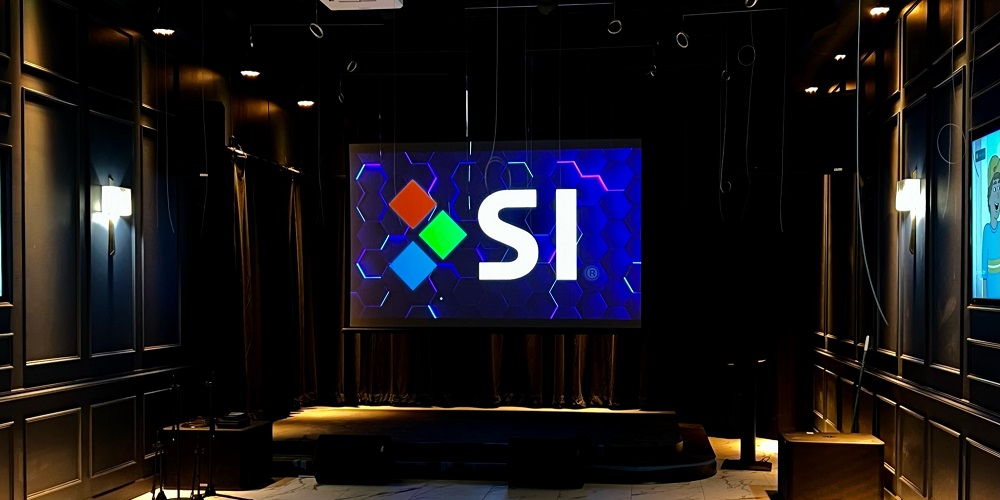 Screen Innovations' ALR Screen with the SI logo