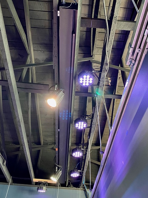 SI ALR Projector Screen Enhances Live Streaming Experience at Event Facility, slide 3