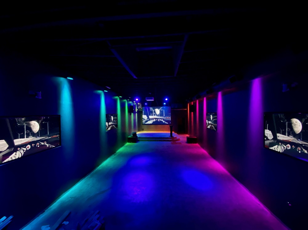 SI ALR Projector Screen Enhances Live Streaming Experience at Event Facility, slide 6