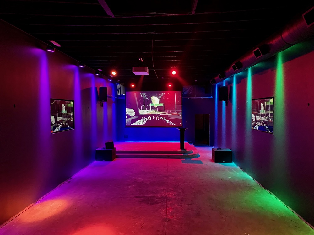 SI ALR Projector Screen Enhances Live Streaming Experience at Event Facility, slide 5
