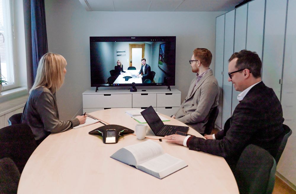 A hybrid meeting environment