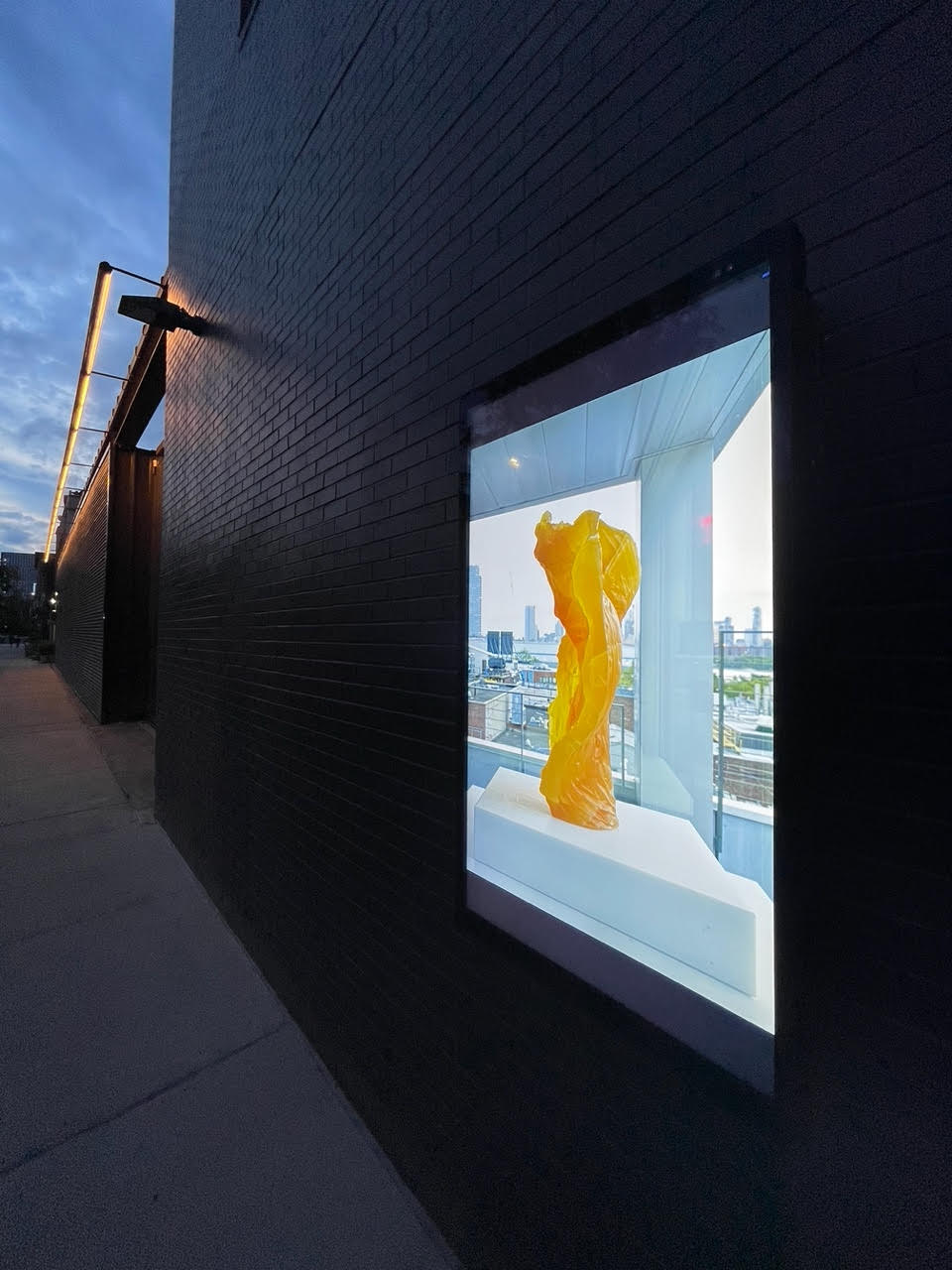 Renowned Sculptor Barry X Ball Showcases Artwork with LG Digital Display, slide 3
