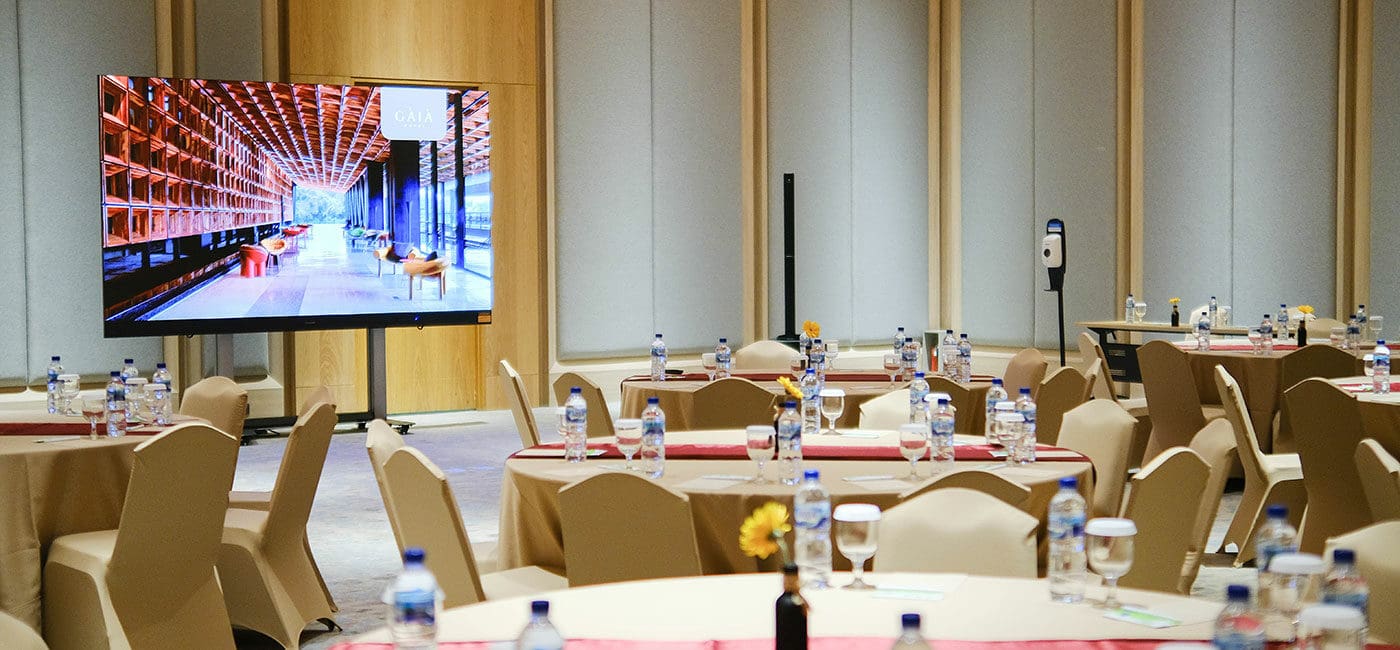 ViewSonic’s Foldable 135” All-in-One Direct View LED Display Solution Kit