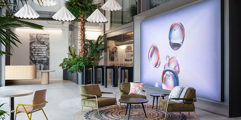Large-format displays LOREAL AVI-SPL