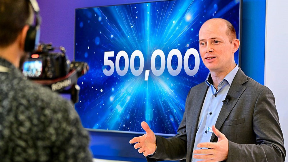 Jereon Verhaeghe of PPDS standing next to a Philips MediaSuite TV.