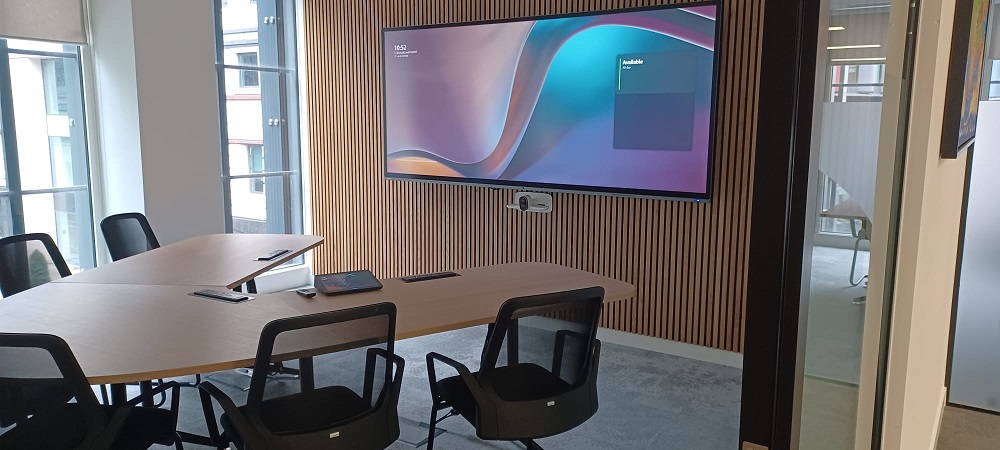 Mott MacDonald Hybrid Work Spaces with Avocor L Series Display 2