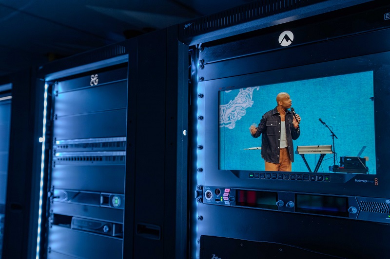Summit Integrated Systems Transforms Shoreline City Church with ROE Visual LED Displays, slide 1