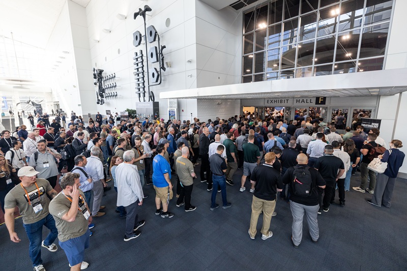 CEDIA Expo/CIX attendees on the show floor
